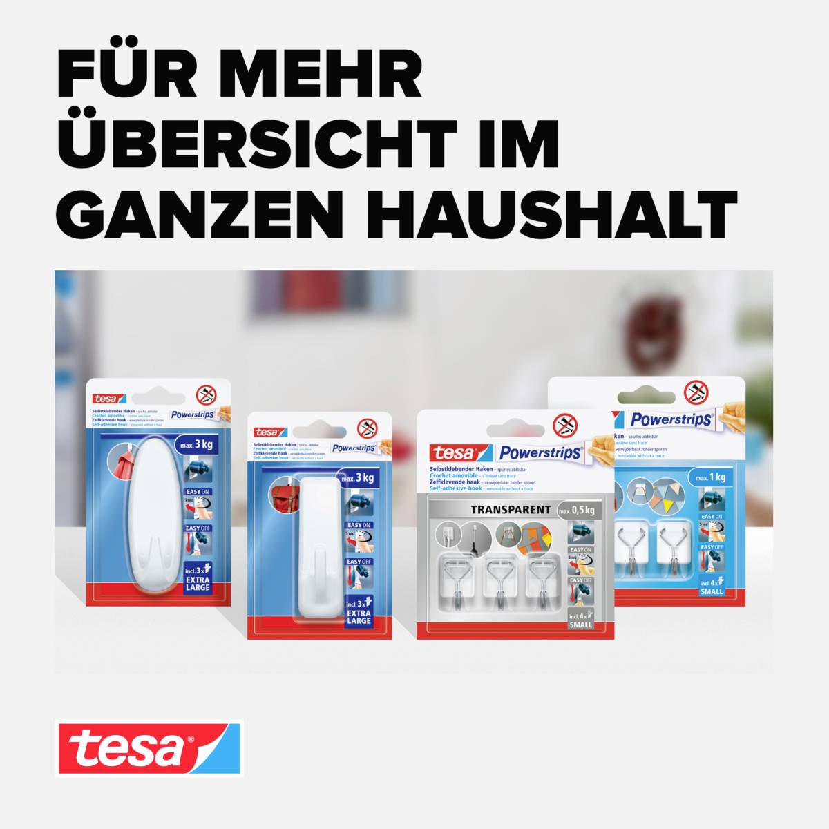 Vier Verpackungen mit Tesa-Produkten, darunter Klebenägel und Powerstrips, vor neutralem Hintergrund; Text darüber: 'FÜR MEHR ÜBERSICHT IM GANZEN HAUSHALT'.