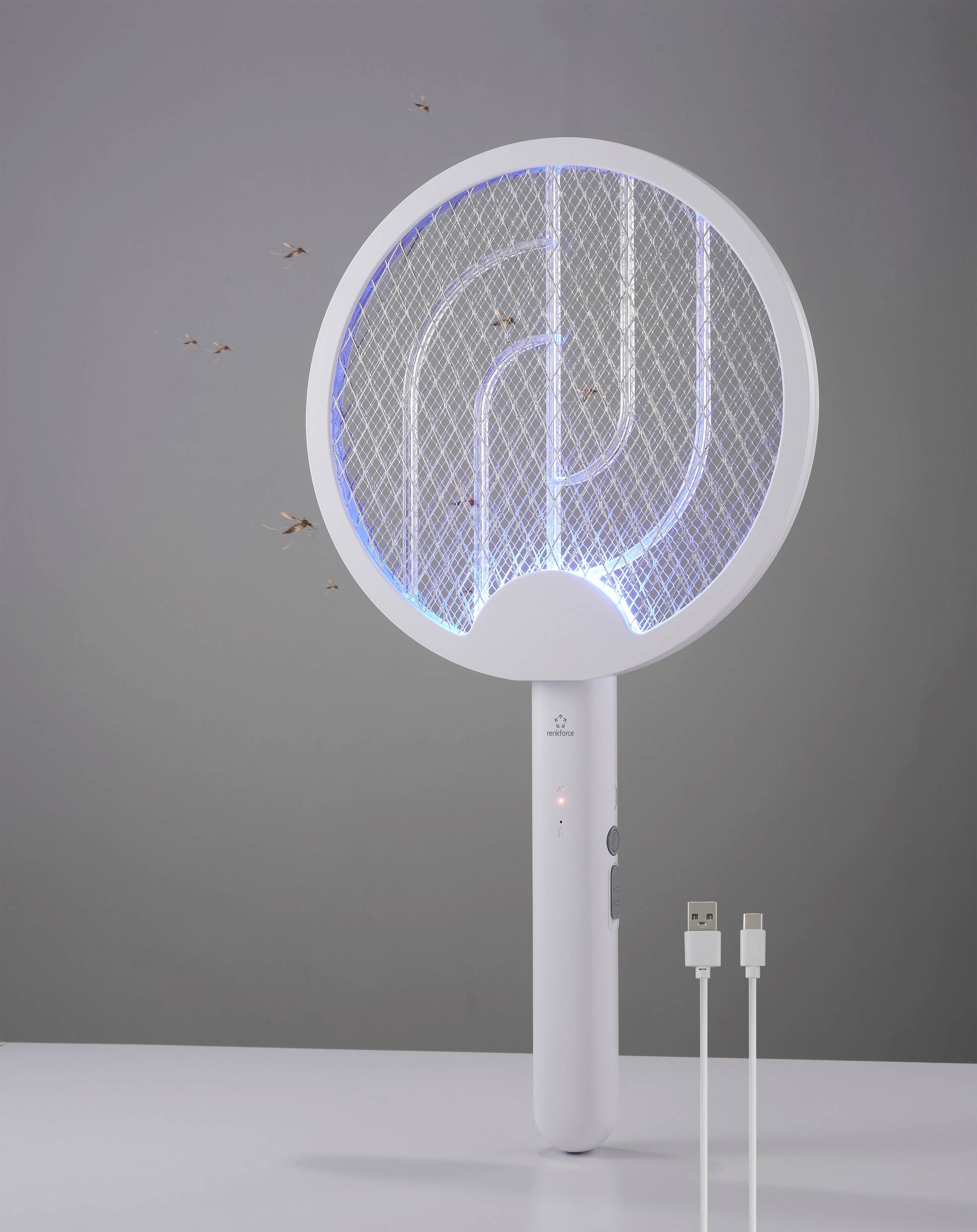 Elektrische Insektenklatsche mit blauem Licht, umgeben von kleinen Insekten, mit USB-Ladekabel auf grauem Hintergrund.