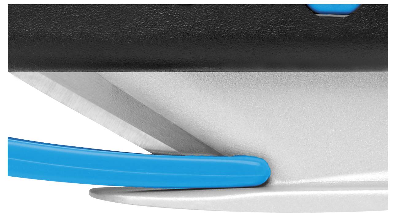 Nahaufnahme eines schwarzen Kunststoffgriffs, der einen blauen Gummiband über eine metallene Basis zieht. Solide Bauweise.