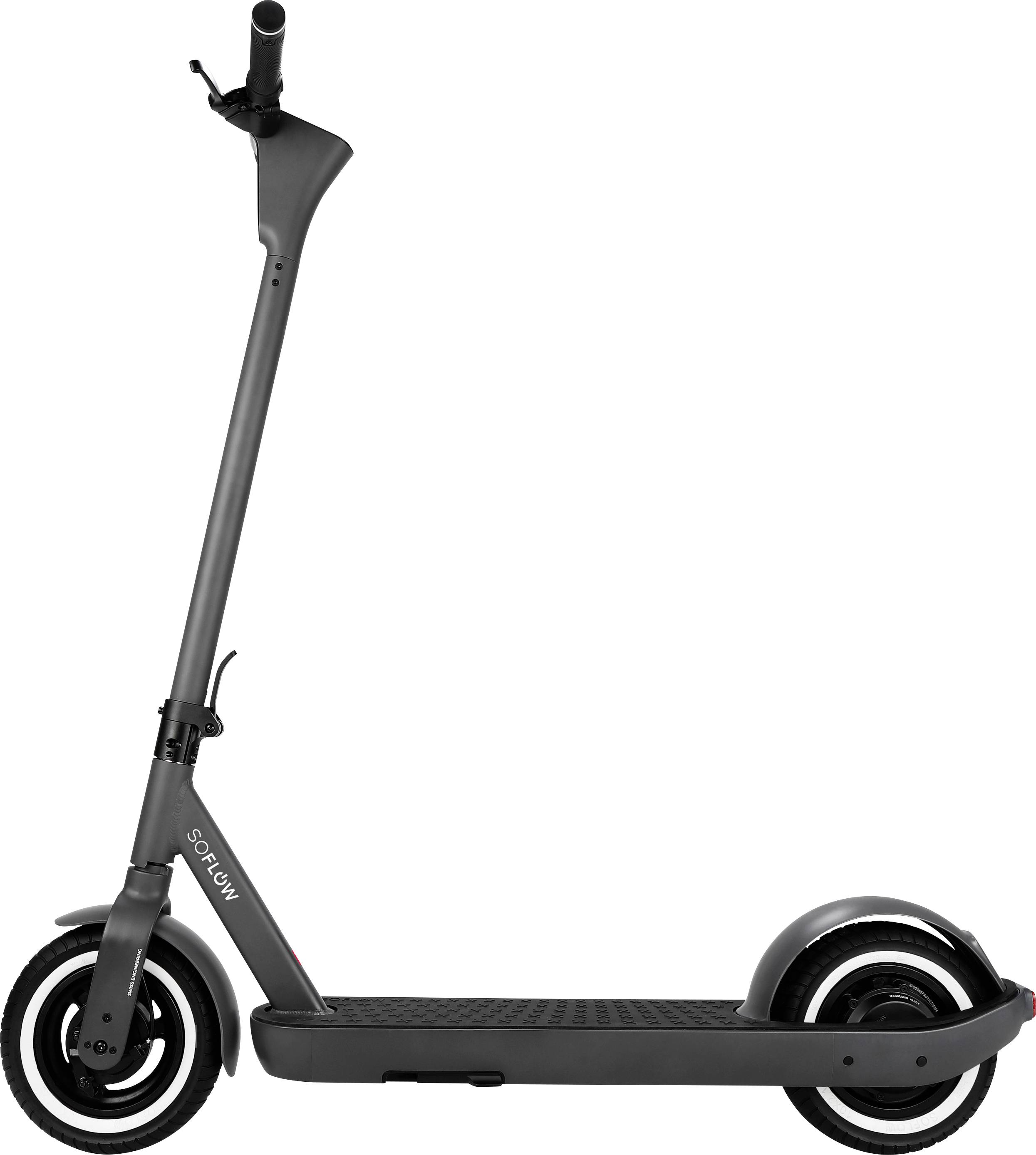 Ein schwarzer E-Scooter mit einem schlanken Rahmen und großen Reifen steht seitlich auf weißem Hintergrund.