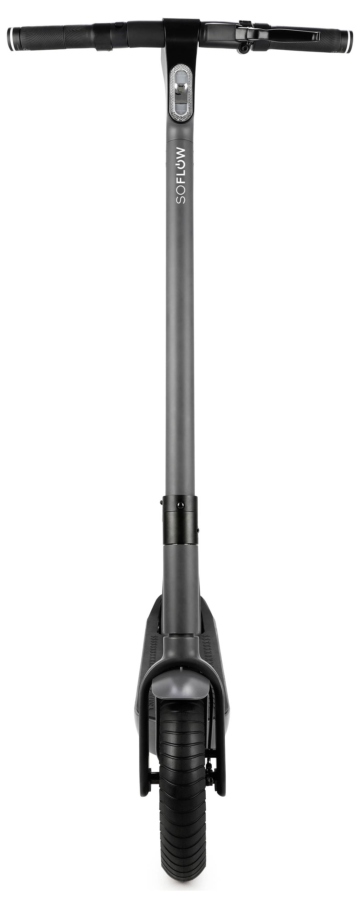 Ein schwarzer E-Scooter mit geradem Lenker und schmalem Vorderrad in Frontalansicht auf weißem Hintergrund.