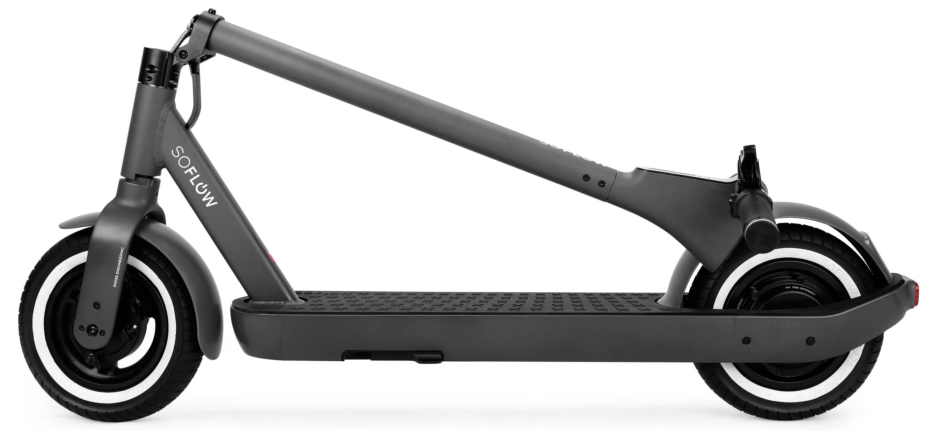 Ein schwarzer E-Scooter, zusammengeklappt, mit modernen Rädern und einem schlichten Design.