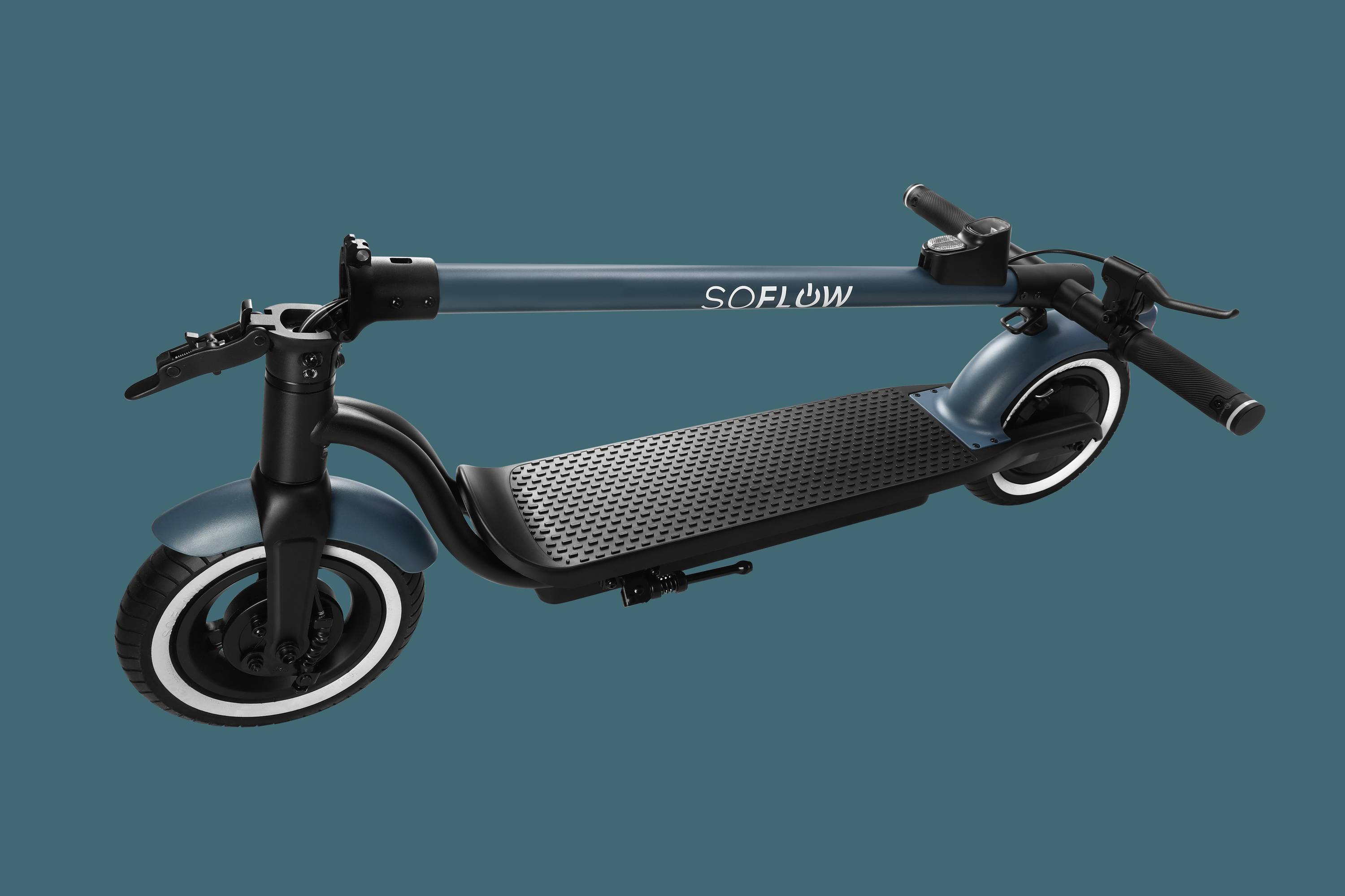 Ein zusammenklappbarer E-Scooter mit dem Markennamen 'SOFLOW' in blauer Farbe auf einem einfarbigen Hintergrund.