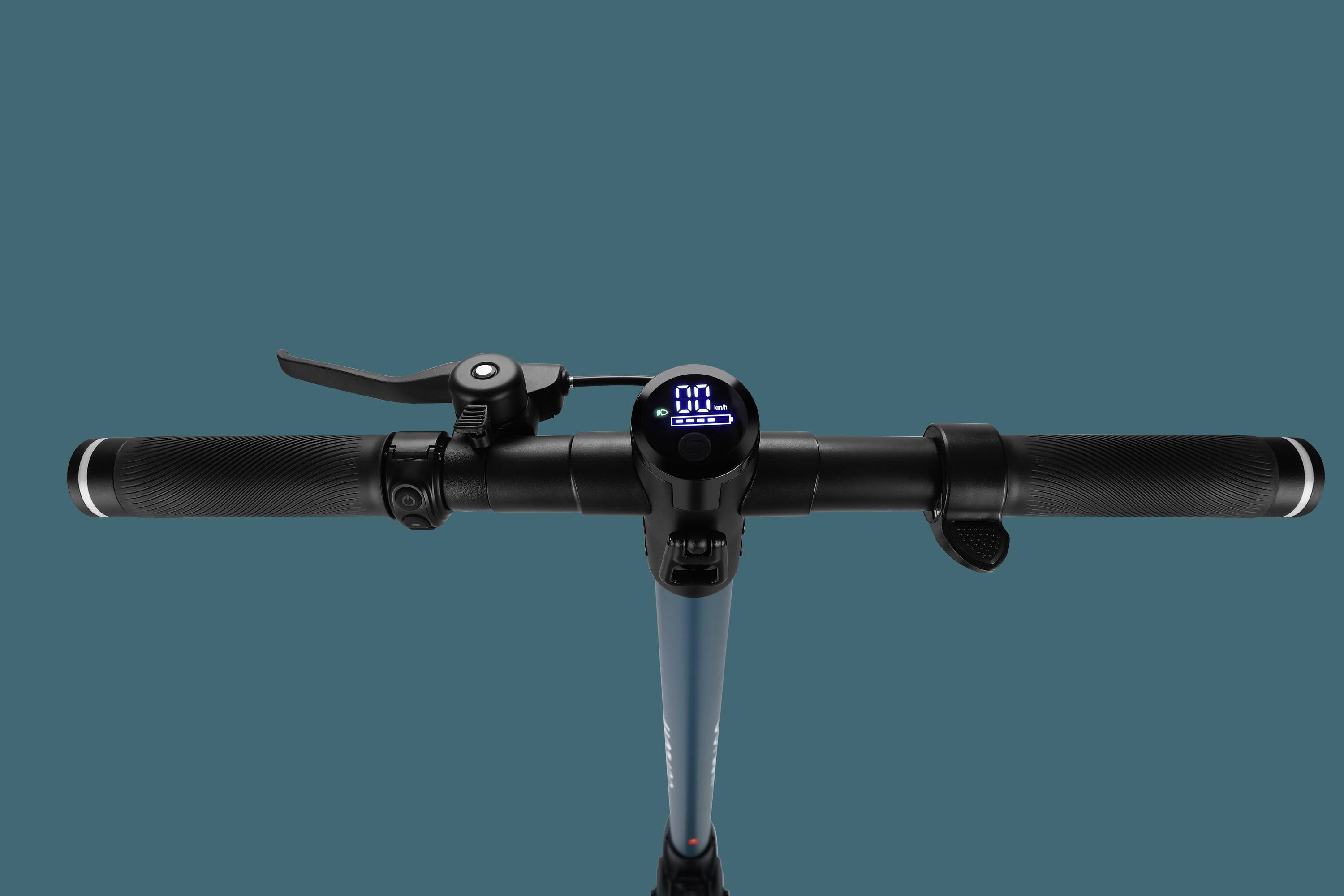 Lenker eines Elektrorollers mit digitalem Tacho und Bremshebel, vor blauem Hintergrund dargestellt.