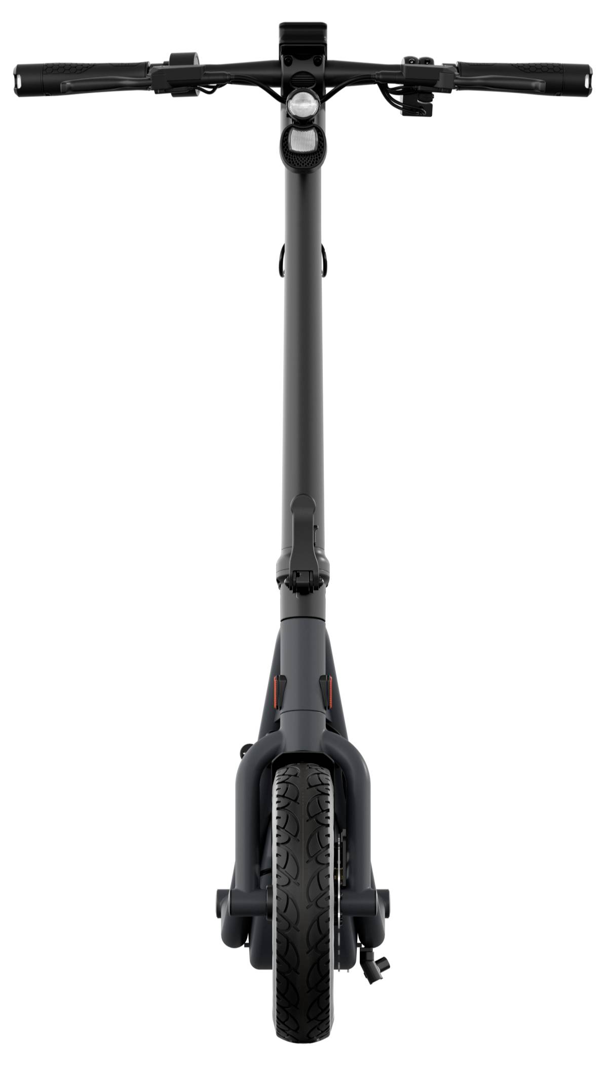 Ein schwarzer Elektroroller von vorne, fokussiert auf das Vorderrad und den Lenker, auf weißem Hintergrund.