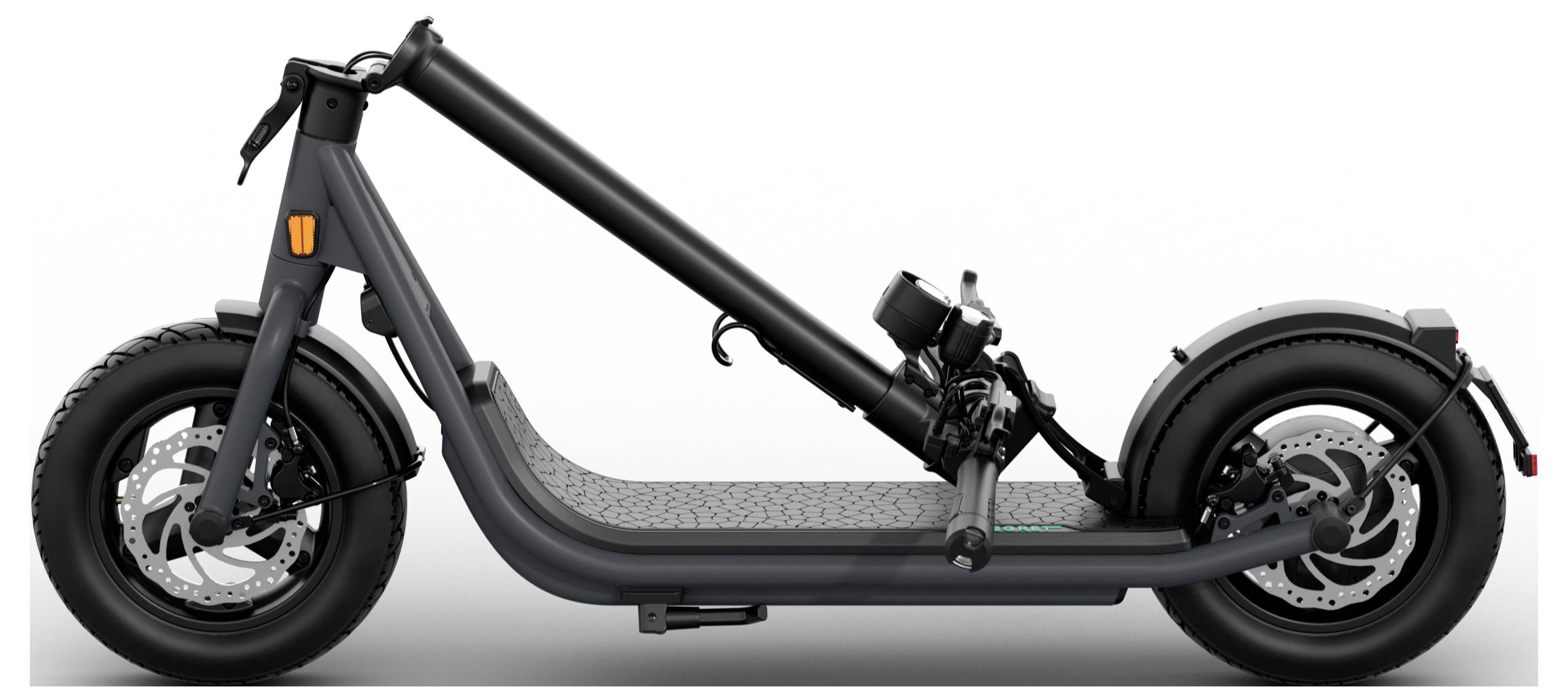Ein schwarzer Elektroroller mit breiten Reifen und einem stabilen Rahmen, seitlich auf weißem Hintergrund fotografiert.