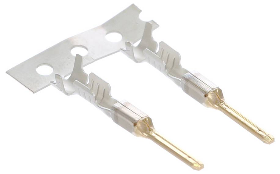 Zwei metallische elektrische Steckverbindungen auf einem Band, jeweils mit einem Metallstift am Ende, geeignet für Crimp-Verbindungen.