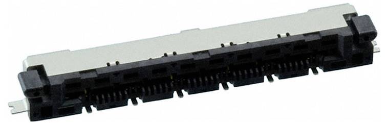 Ein flacher, schwarzer und silberner elektronischer Stecker mit mehreren Stiften zur Geräteverbindung.