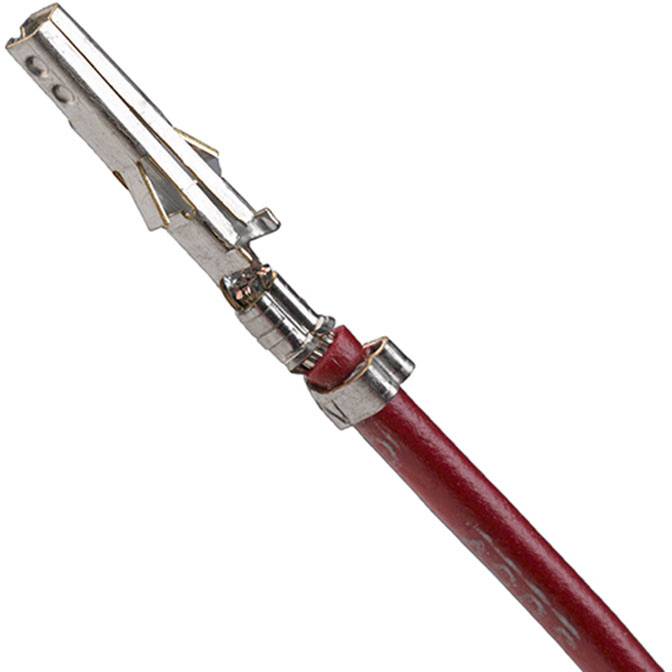 Ein roter isolierter elektrischer Stecker mit einem Metallstift an der Spitze wird vor weißem Hintergrund gezeigt.