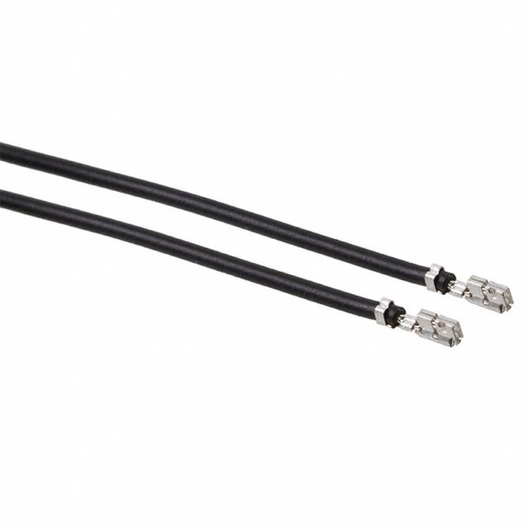 Zwei schwarze Kabel mit Metallsteckern an den Enden, die für elektrische Verbindungen verwendet werden.