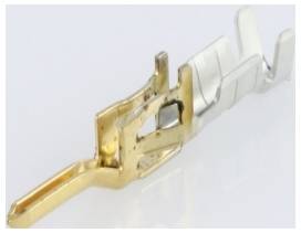 Ein metallisches Stecker-Kontaktteil in Gold und Silber, seitlich gezeigt, dient zur elektrischen Verbindung in elektronischen Geräten.