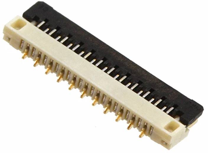 Eine Nahaufnahme eines kleinen elektronischen Steckers mit mehreren vergoldeten Kontaktstiften, mit einem Kunststoffgehäuse mit schwarzem und weißem Gehäuse.