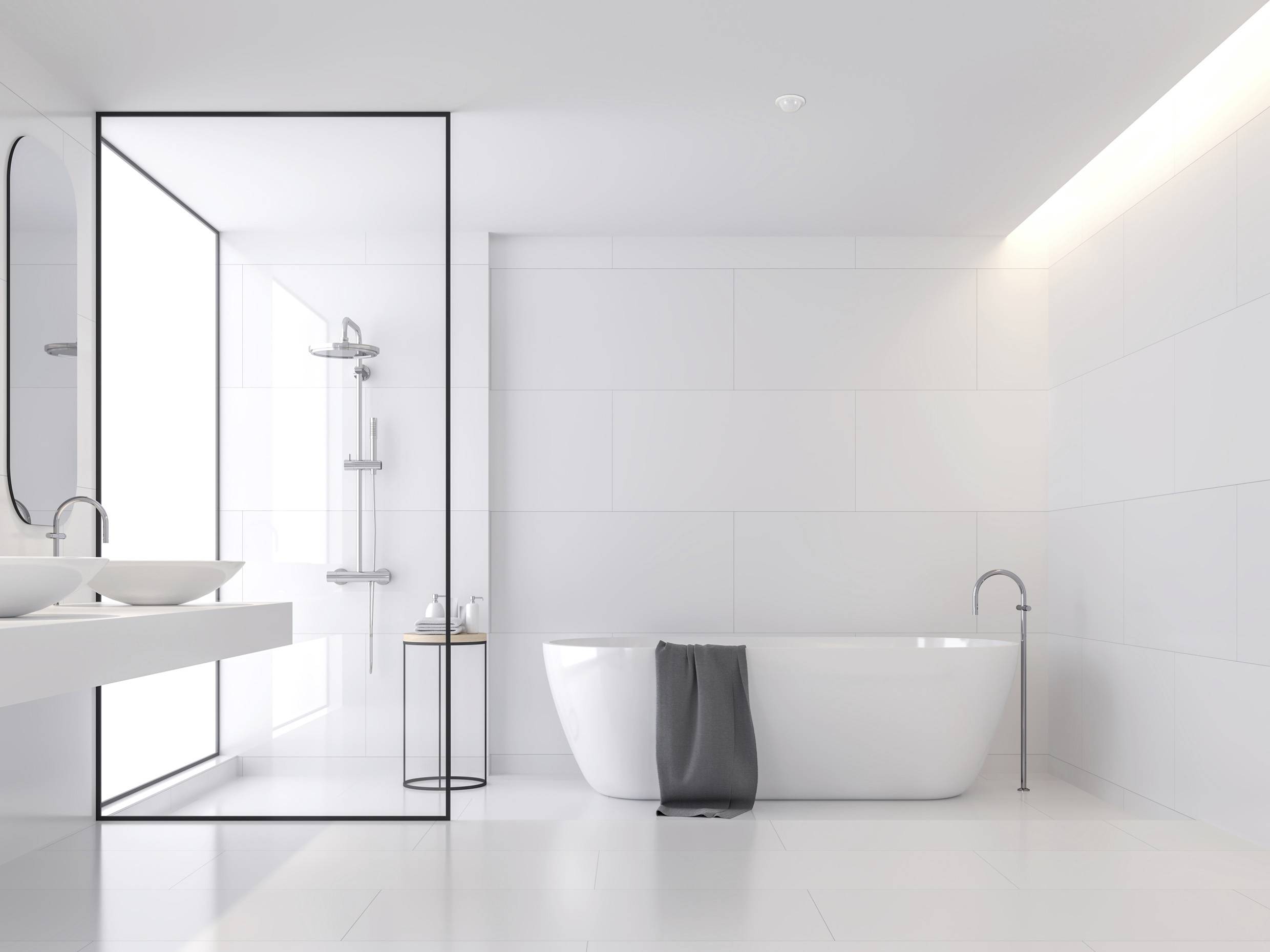 Modernes Badezimmer mit freistehender Badewanne, Dusche mit Glaswand, Doppelwaschbecken und minimalistischem Design in Weißtönen.