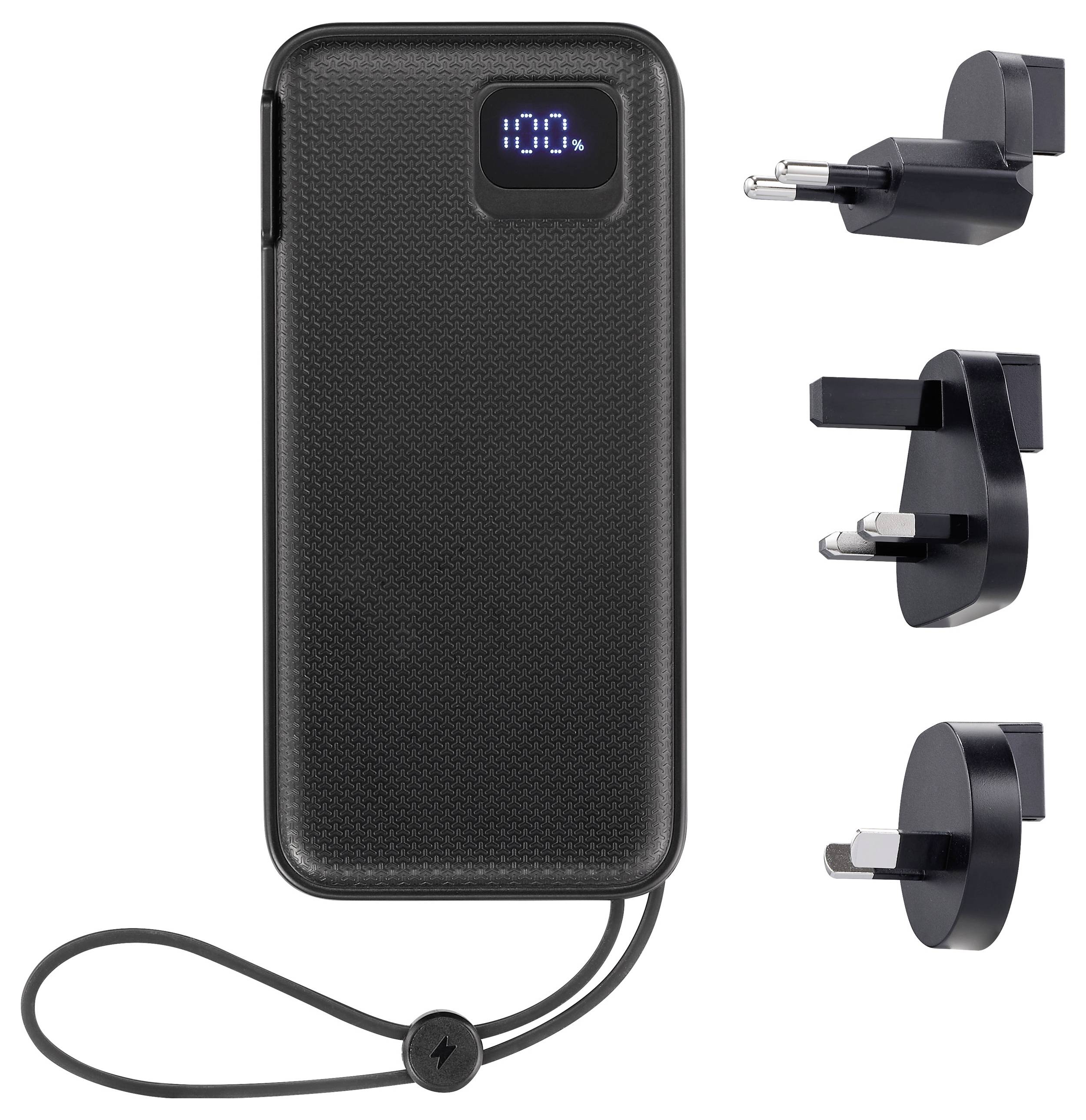 Schwarze Powerbank mit digitalem Ladeanzeiger zeigt '100%'. Daneben drei verschiedene austauschbare Stecker für internationale Nutzung.