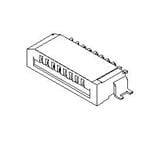 Assortierte Metallfastener: zwei Bolzen, zwei Muttern, drei Flachscheiben und eine Federring auf weißem Hintergrund.