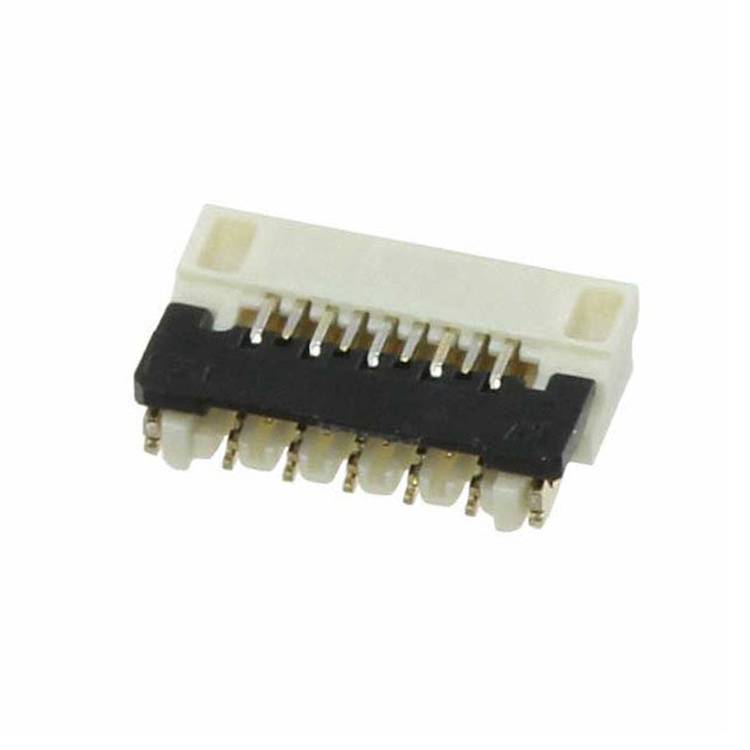 Ein kleiner, weißer elektronischer Stecker mit mehreren Stiften, der zum Verbinden von Leiterplatten oder Komponenten verwendet wird, von oben betrachtet.