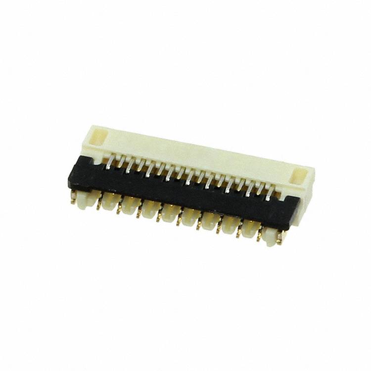 Ein kleiner, rechteckiger elektronischer Stecker mit mehreren vergoldeten Kontakten, die in zwei parallelen Reihen angeordnet sind.