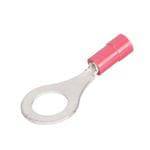 Roter isolierter Ringklemmen-Stecker mit einer Metallcrimpschleife auf weißem Hintergrund.