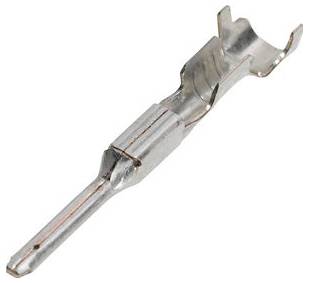 Nahaufnahme eines Crimpkontakt-Steckers, ein kleiner metallischer elektrischer Kontakt mit einem langen Stift und Verriegelungslaschen.