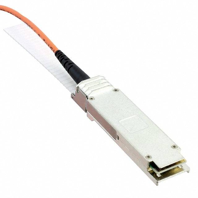 Metallischer Faseroptik-Stecker oder Transceiver-Modul mit angeschlossenem orangefarbenem Kabel, dargestellt auf weißem Hintergrund.