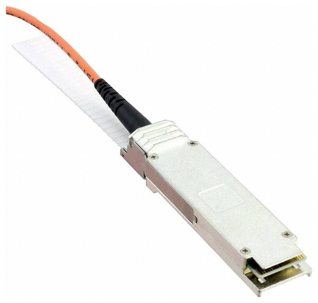 Glasfaser-Netzwerk-Transceiver-Modul mit angebrachtem orange- und weiß-farbigem Kabel auf weißem Hintergrund.