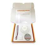 Offene Schachtel mit einem kleinen weißen elektronischen Gerät, lila Kabel und rundem Zubehör in orangefarbener Verpackung.