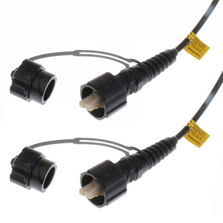 Glasfaserkabel mit Steckern und Etiketten; verwendet für Netzwerk- und Telekommunikationsverbindungen.