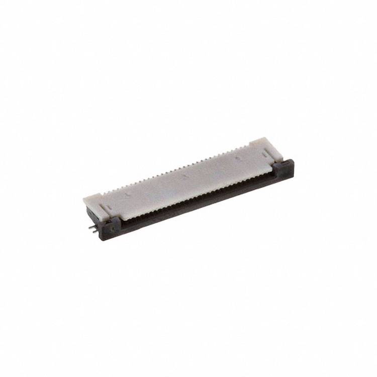 Ein kleiner elektronischer Stecker mit Metallstiften, wahrscheinlich zum Verbinden von Leiterplatten verwendet, gezeigt vor einem einfachen weißen Hintergrund.