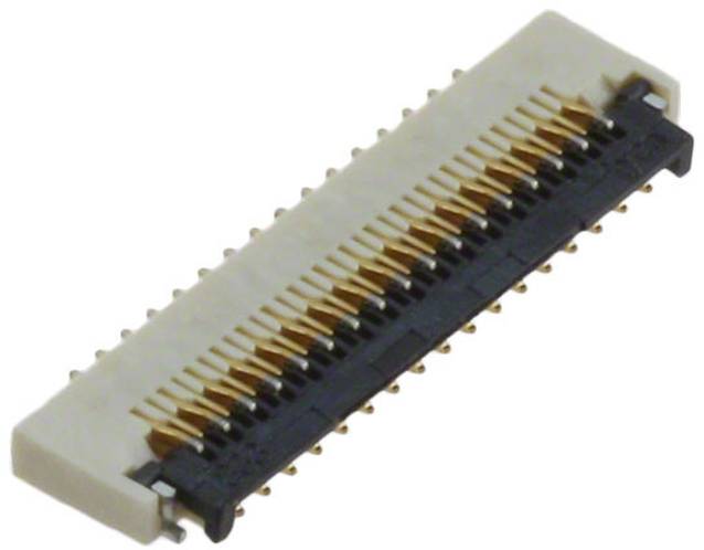 Nahaufnahme eines flachen elektronischen Steckers mit vergoldeten Kontakten in einem rechteckigen schwarzweißen Gehäuse, aus einem Winkel betrachtet.