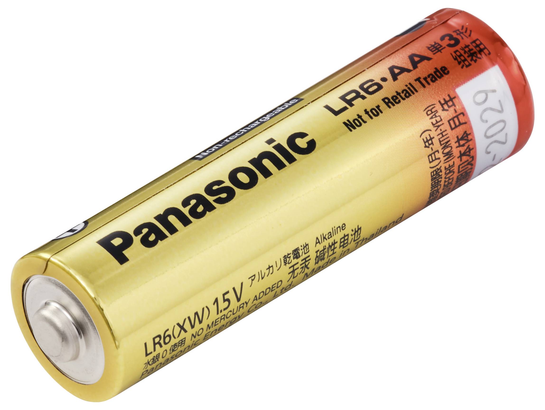 Eine Panasonic LR6 AA-Alkaline-Batterie auf weißem Hintergrund, diagonal angezeigt mit sichtbarem Etikett und positivem Pol.