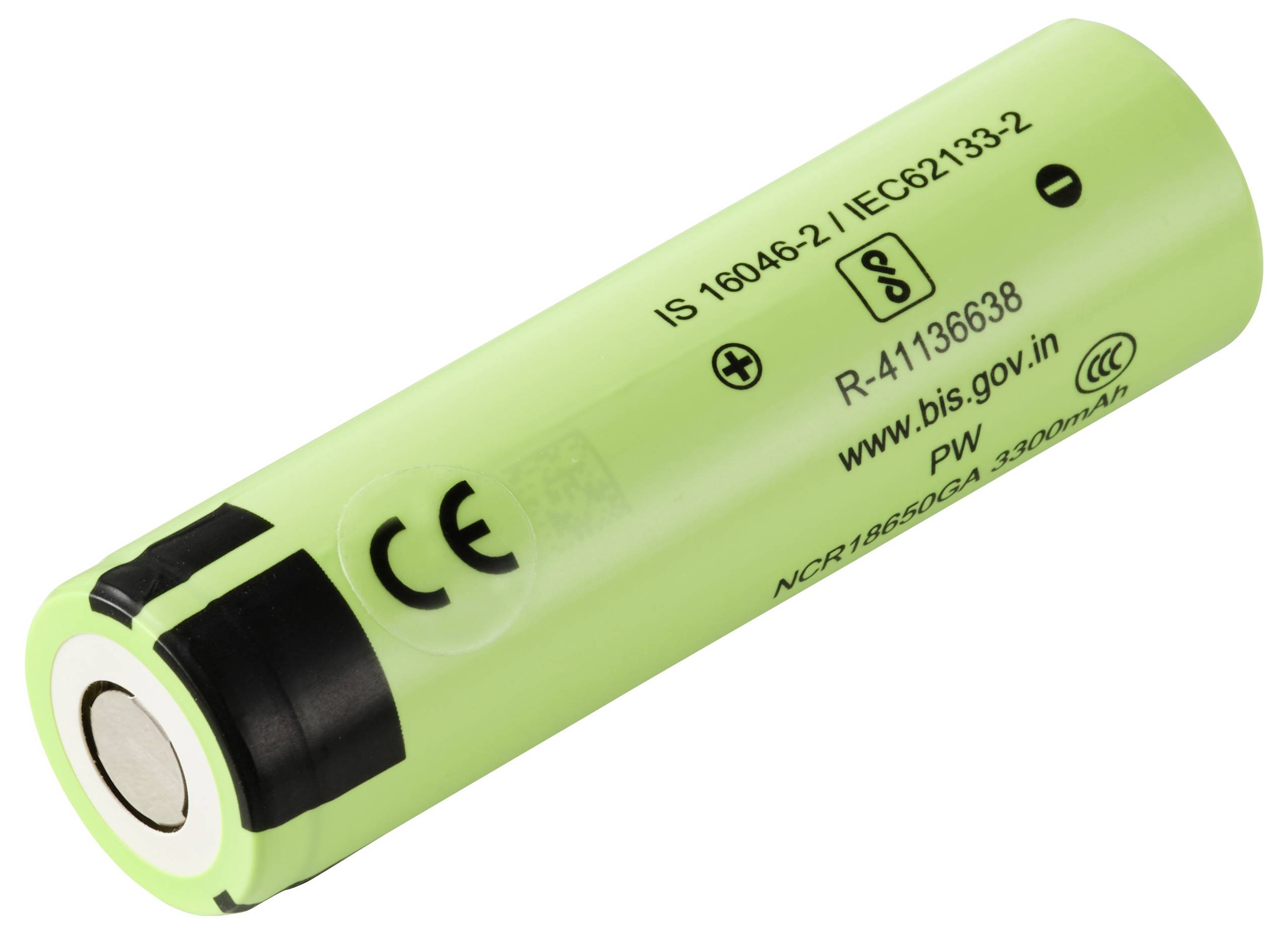 Grüne zylindrische wiederaufladbare Batteriezelle mit schwarzer Kappe, gekennzeichnet mit Sicherheits- und Zertifizierungsmarkierungen.