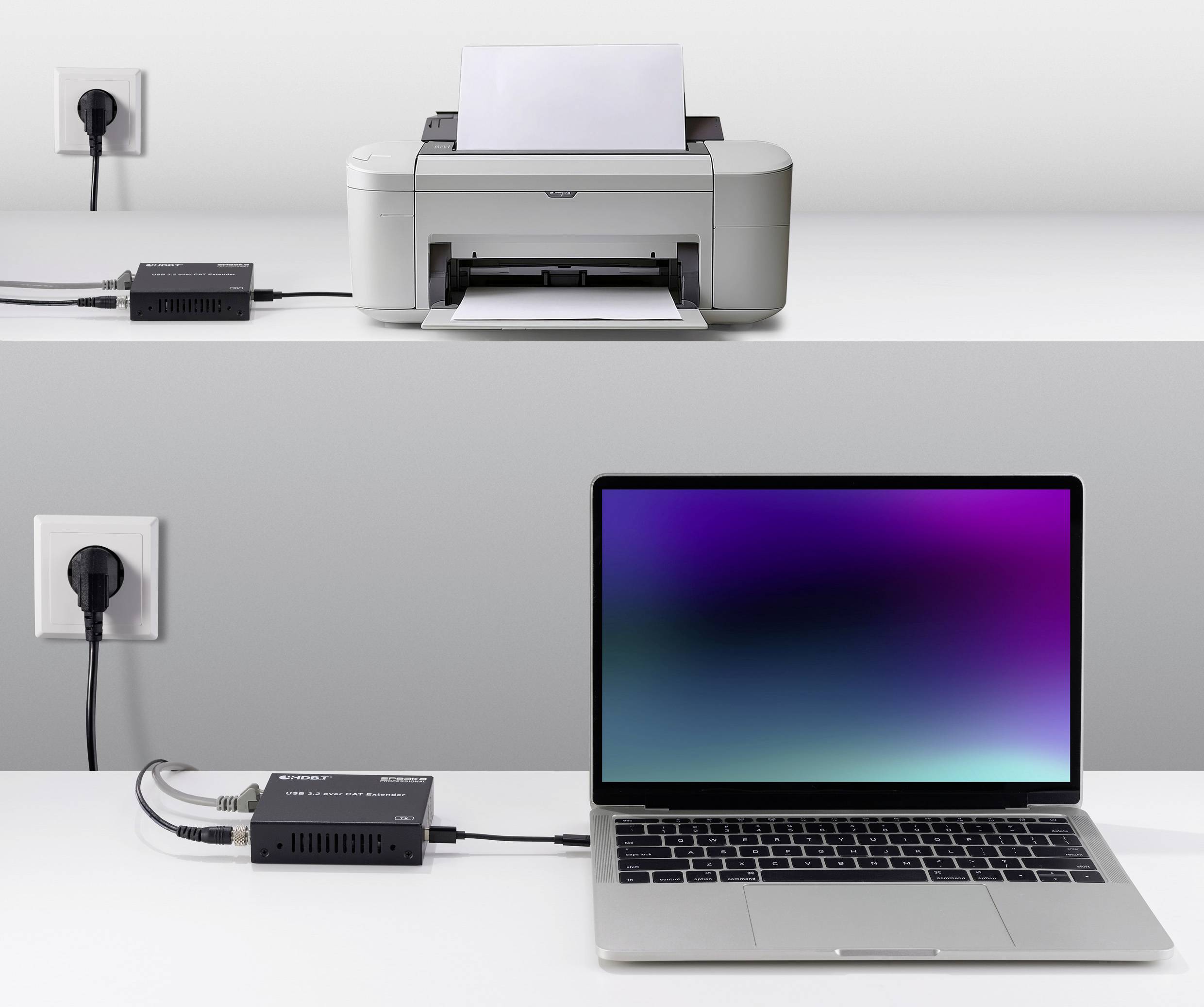 Ein Drucker und ein Laptop sind über einen Netzadapter verbunden, der an eine Steckdose angeschlossen ist. Der Laptopbildschirm zeigt keine Inhalte.