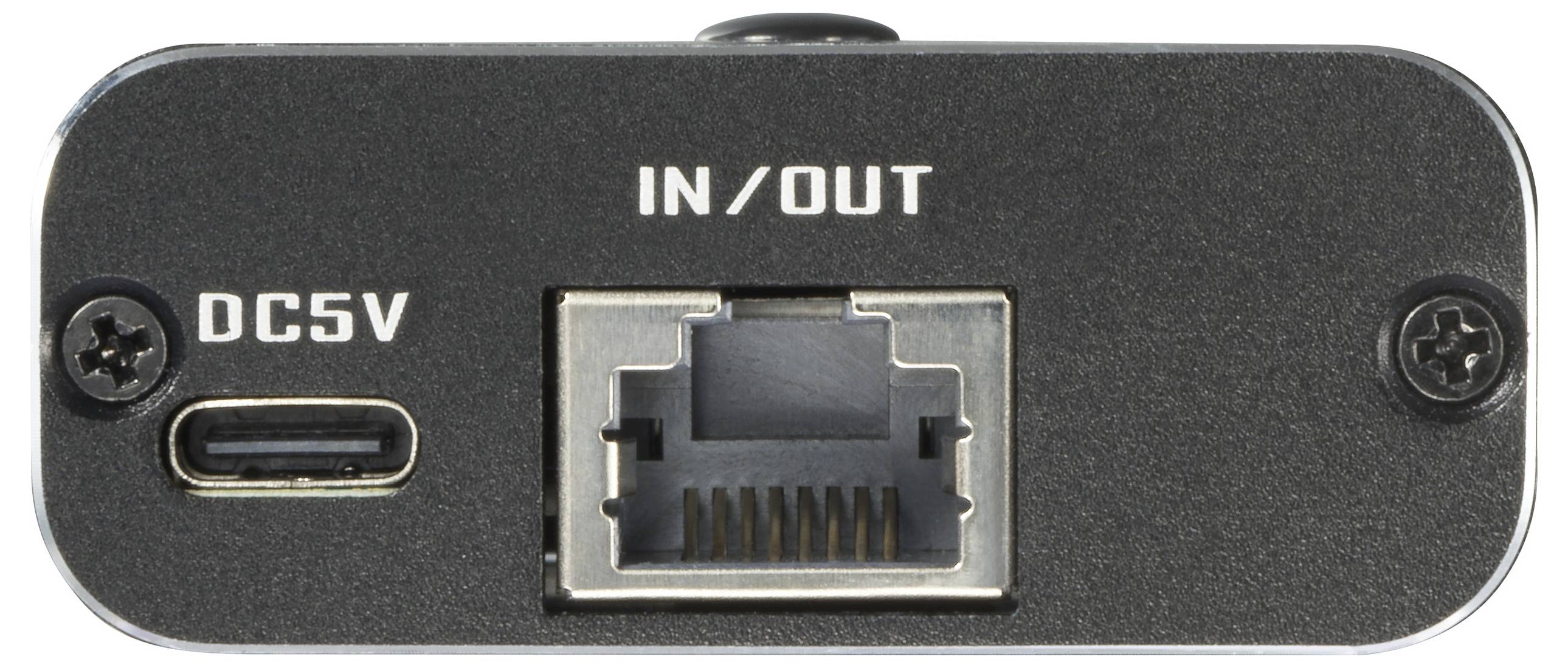 Ein Gerät mit einem USB-C-Anschluss (beschriftet mit 'DC5V') und einem Ethernet-Anschluss (beschriftet mit 'IN/OUT').