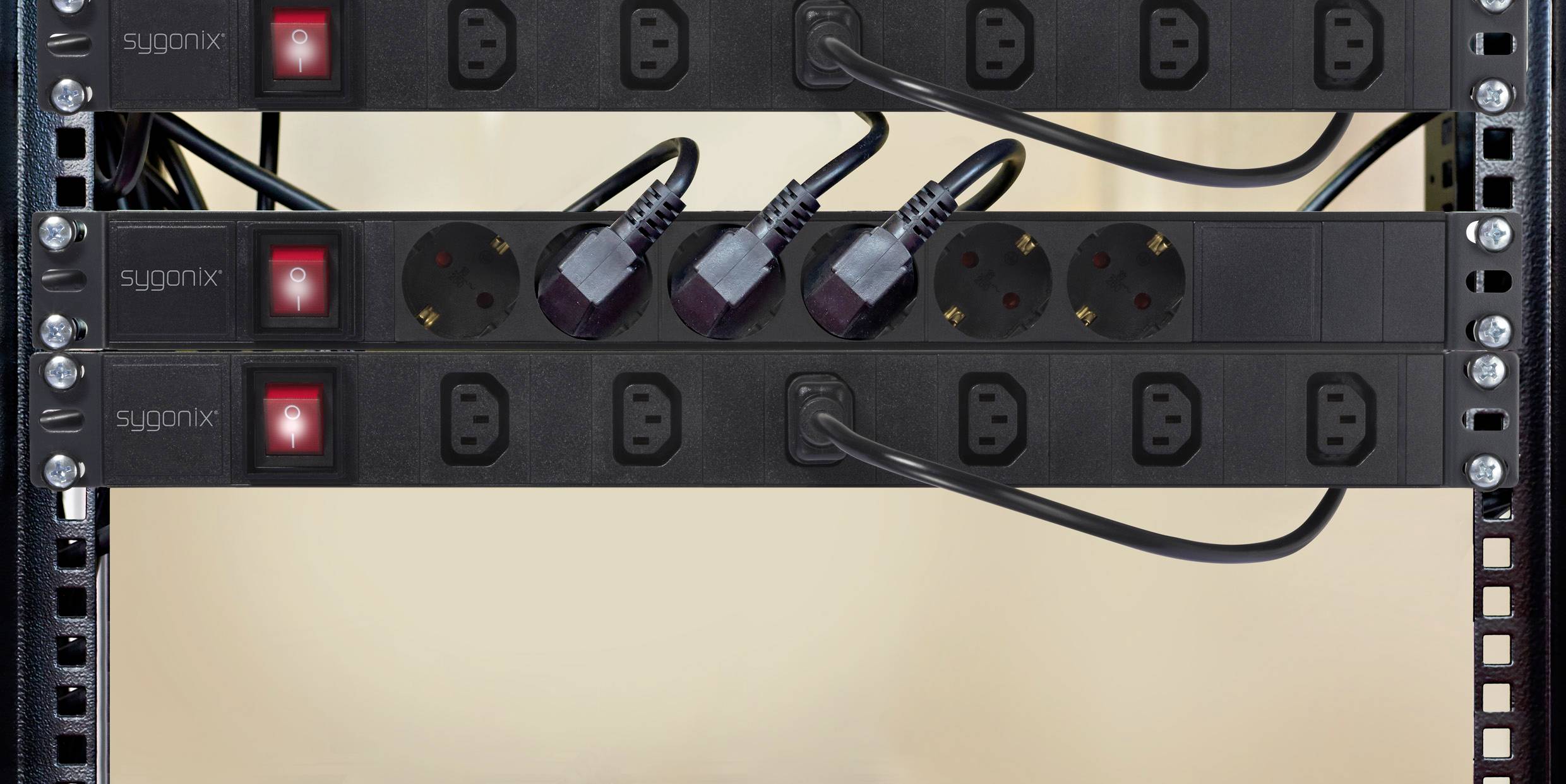 Drei Steckdosenleisten in einem Server-Rack, einige Steckplätze sind belegt. Schalter auf der linken Seite zeigen Betriebsstatus an.