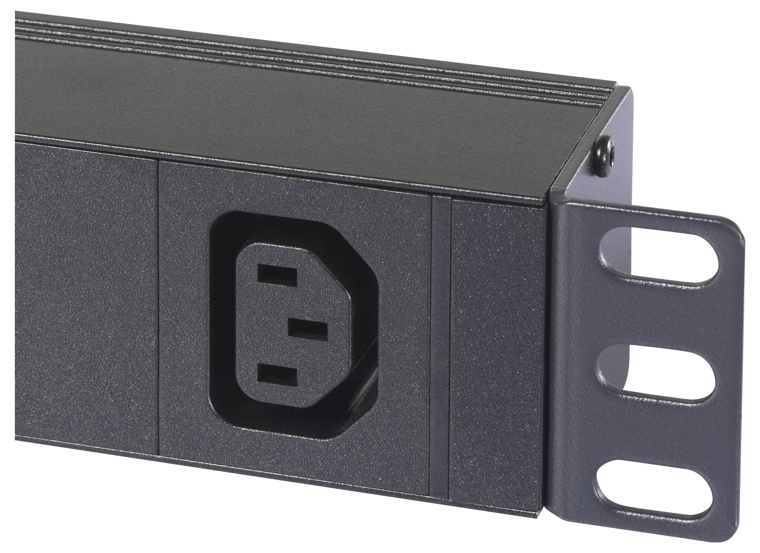 Schwarze PDU mit einem C19-Steckplatz, montiert an einer Metallhalterung; geeignet für Serverracks.