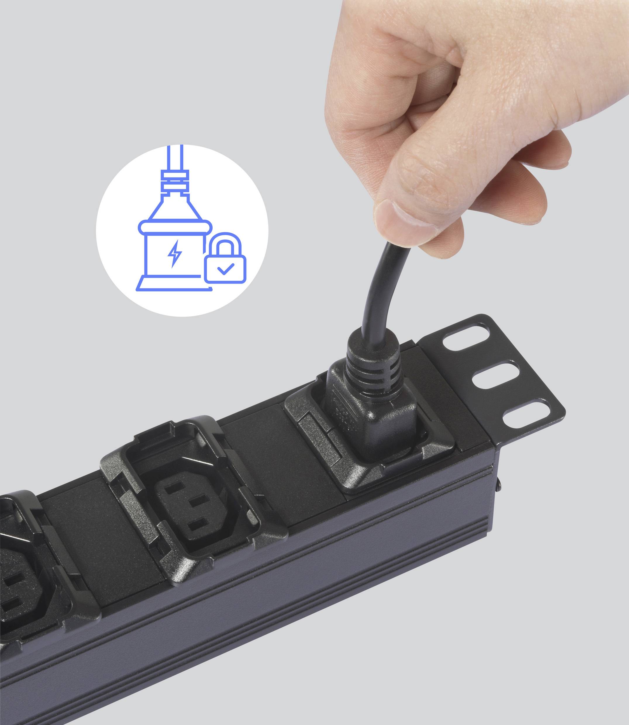 Steckdose mit Stecker, festgehalten von einer Hand. Symbol daneben zeigt ein Sicherheitsschloss mit Häkchen und Stromblitz.