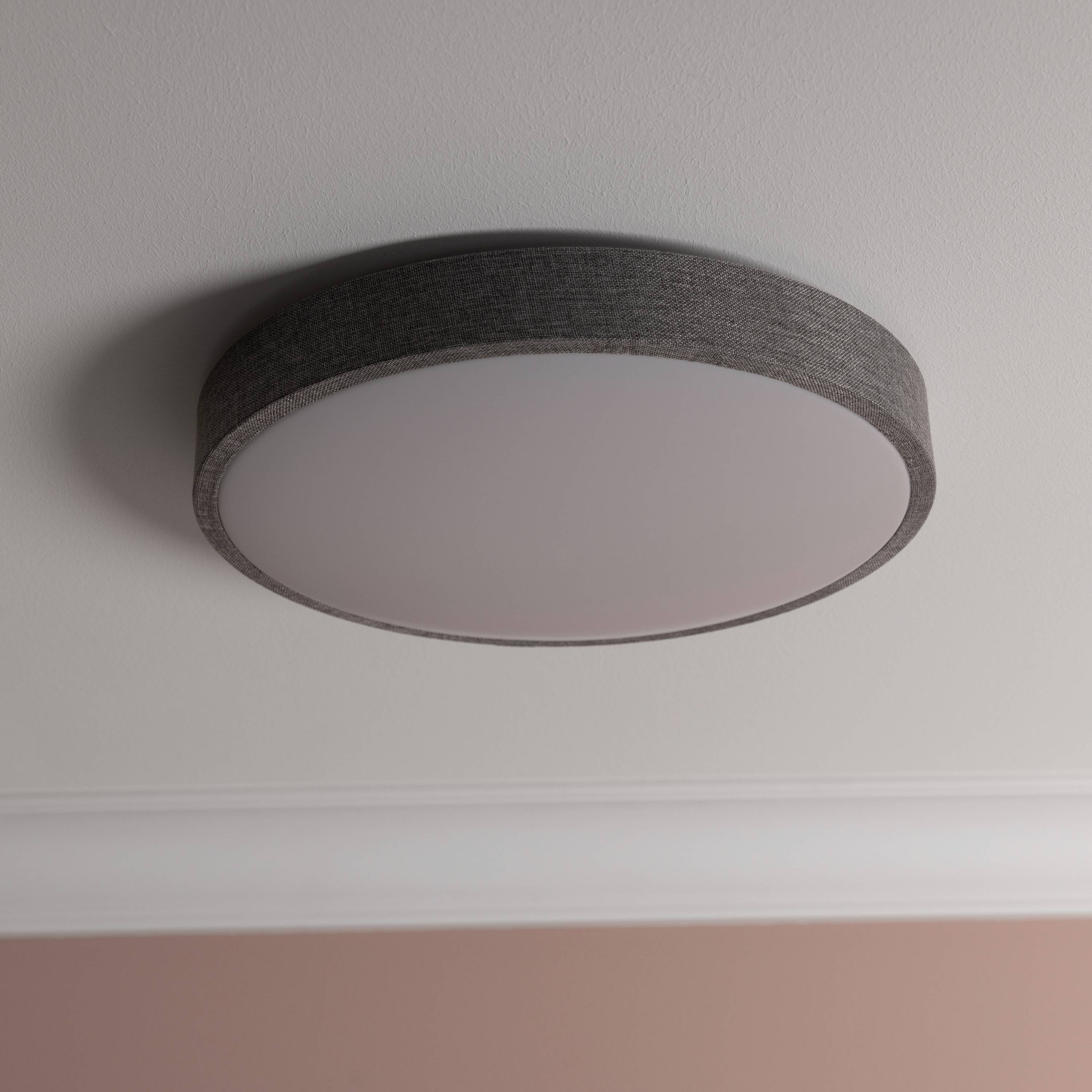 Runde Deckenleuchte in moderner, schlichter Ausführung mit hellem, mattem Schirm an einer weißen Decke montiert.