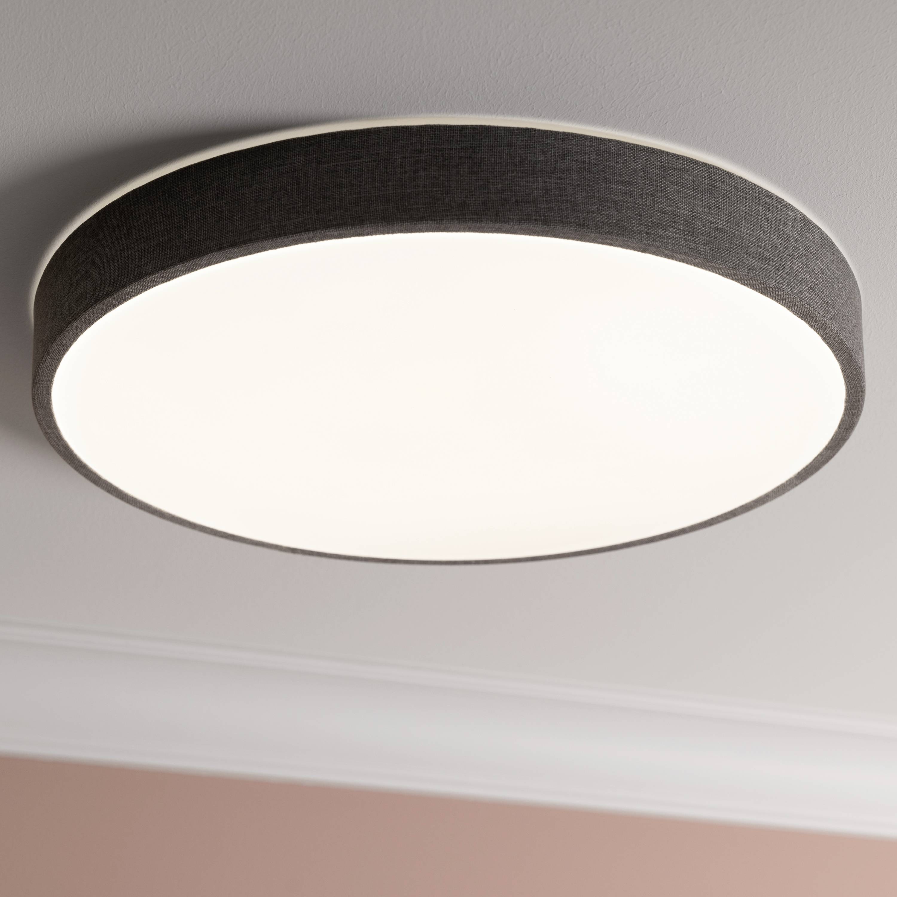 Runde Deckenleuchte mit grauem Rand leuchtet gleichmäßig.