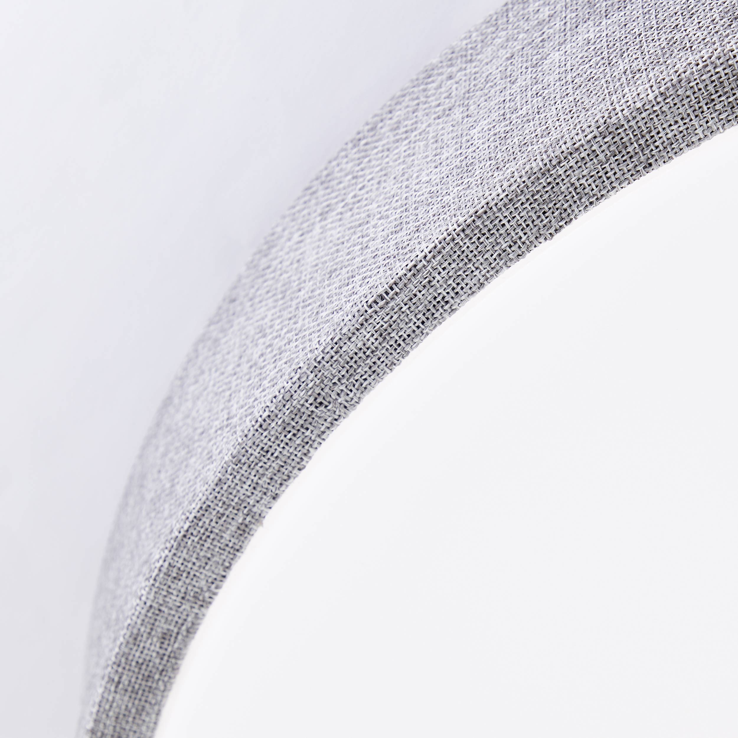 Ein grauer, texturierter Bogen auf weißem Hintergrund, der Materialoberfläche und -struktur zeigt.