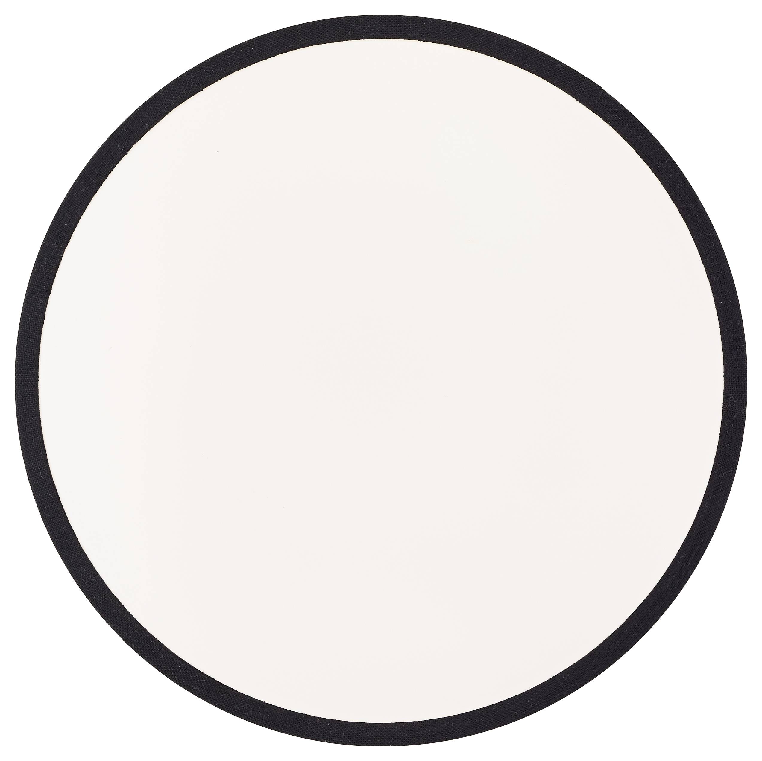 Ein runder, weißer Teller mit schwarzem Rand auf weißem Hintergrund.