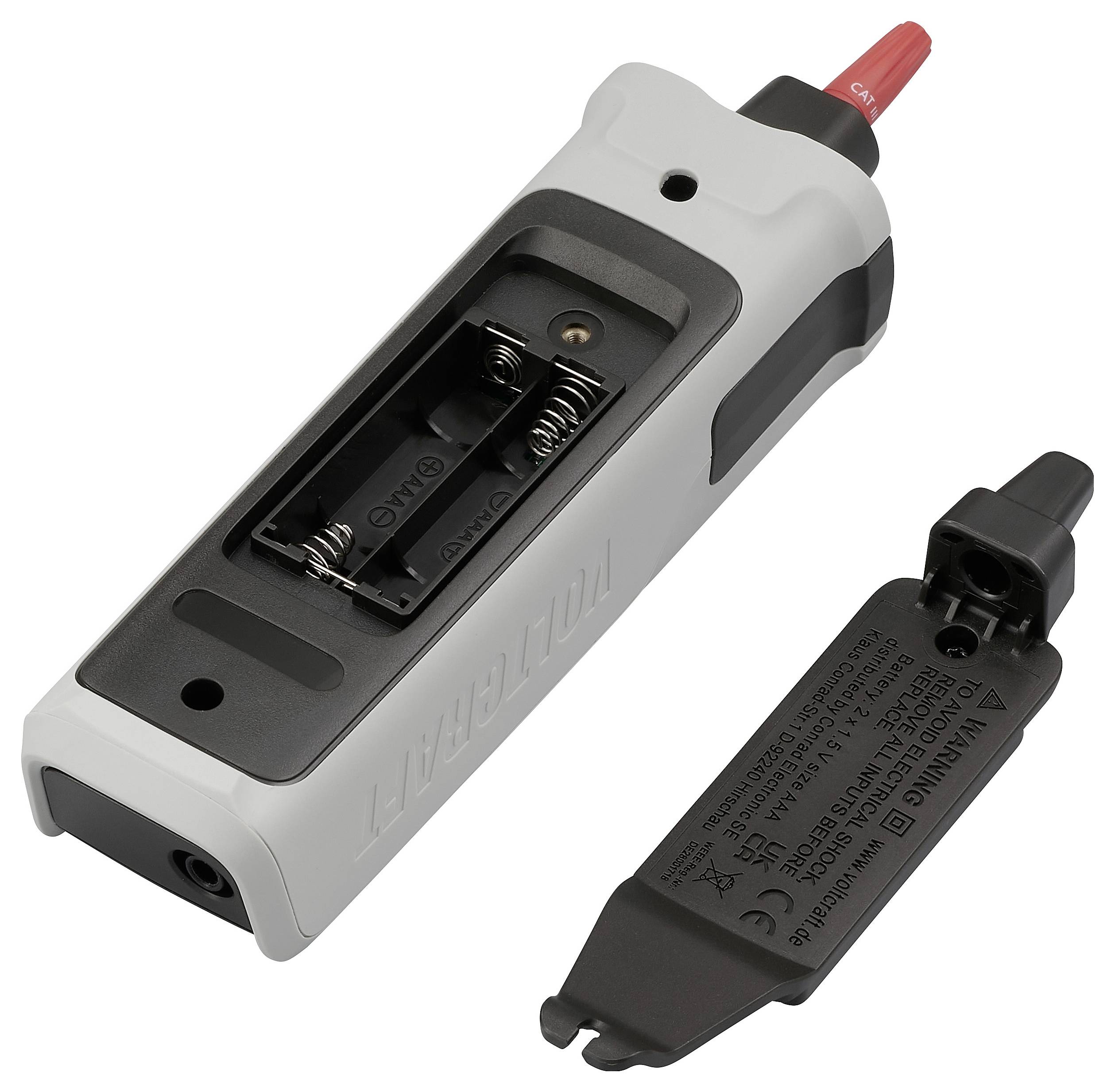 Eine zerlegte elektronische Vorrichtung, die das Batteriefach und den Deckel mit technischen Spezifikationen zeigt.