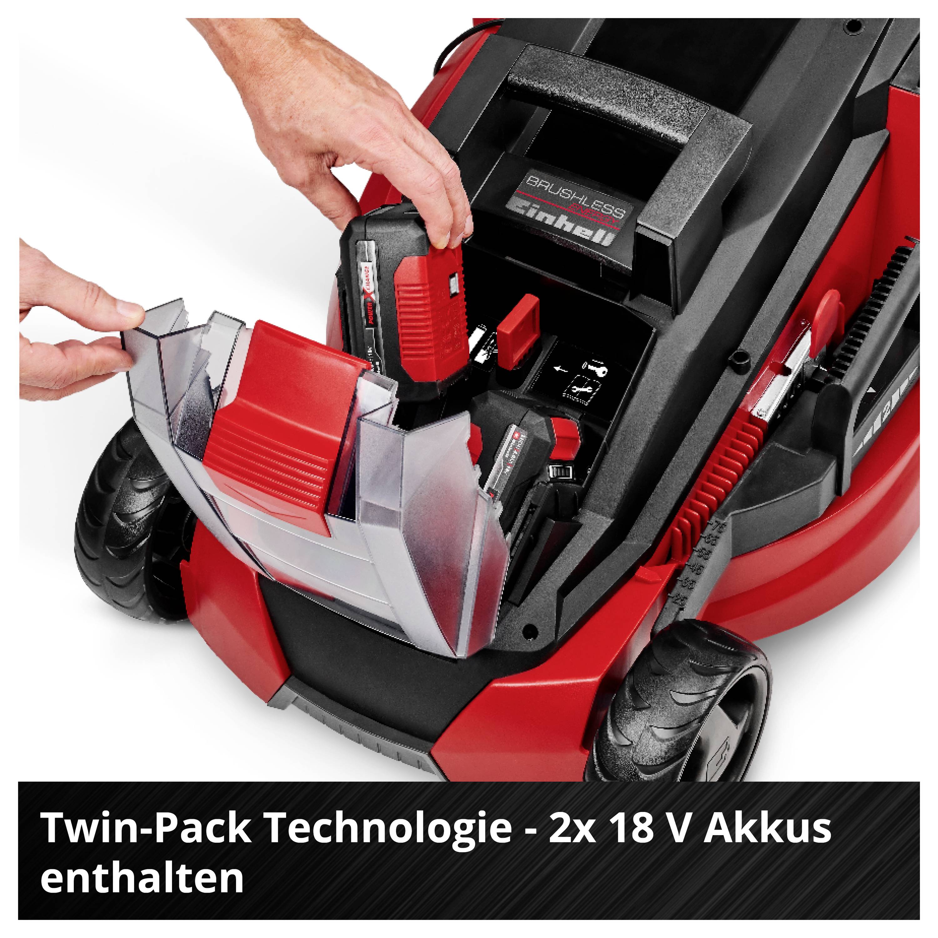 Person setzt zwei 18-V-Akkus in einen roten Einhell-Rasenmäher ein; Hinweis: 'Twin-Pack Technologie - 2x 18 V Akkus enthalten'.