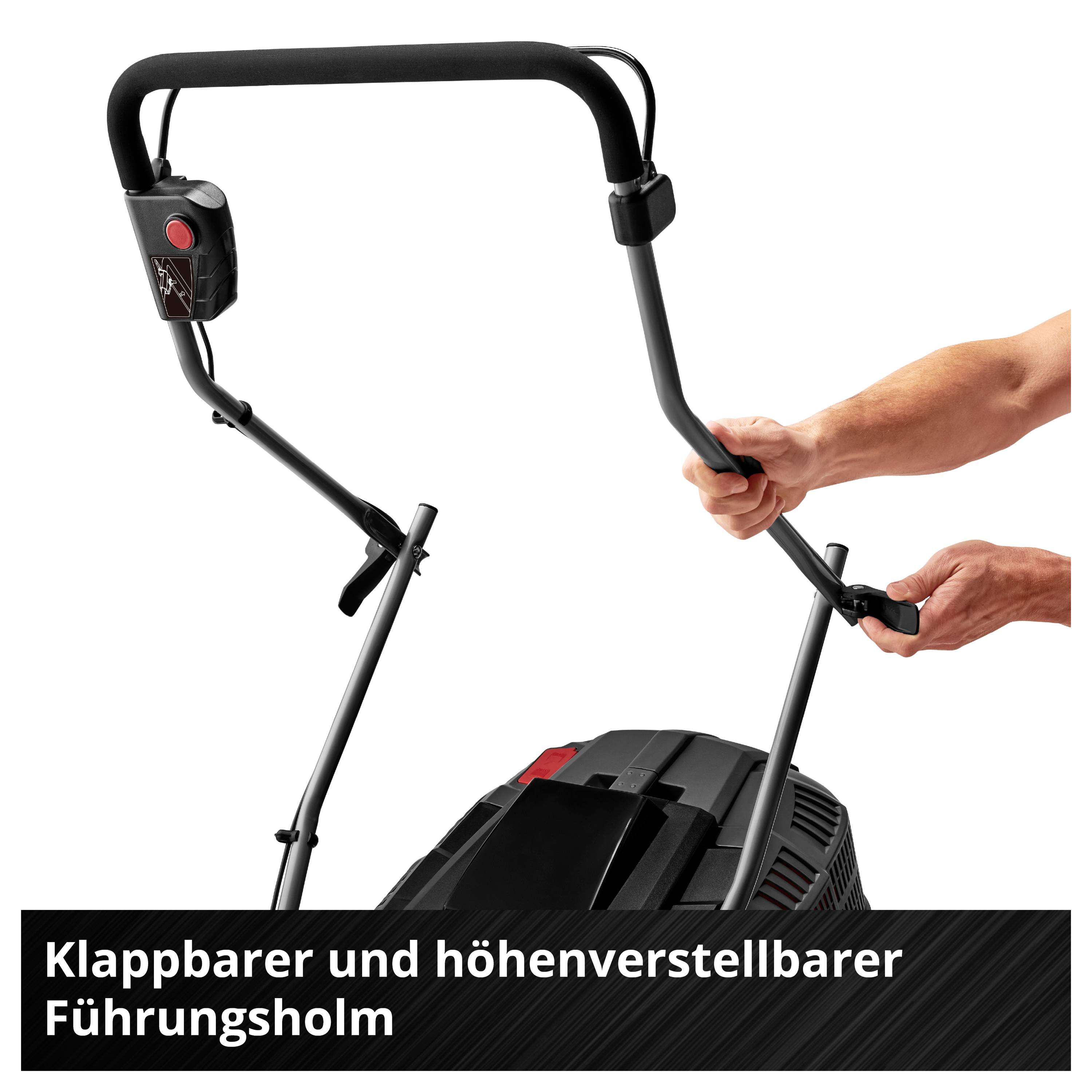 Rasenmäher mit klappbarem und höhenverstellbarem Führungsholm, den eine Person einstellt; Hinweistext: 'Klapbarer und höhenverstellbarer Führungsholm'