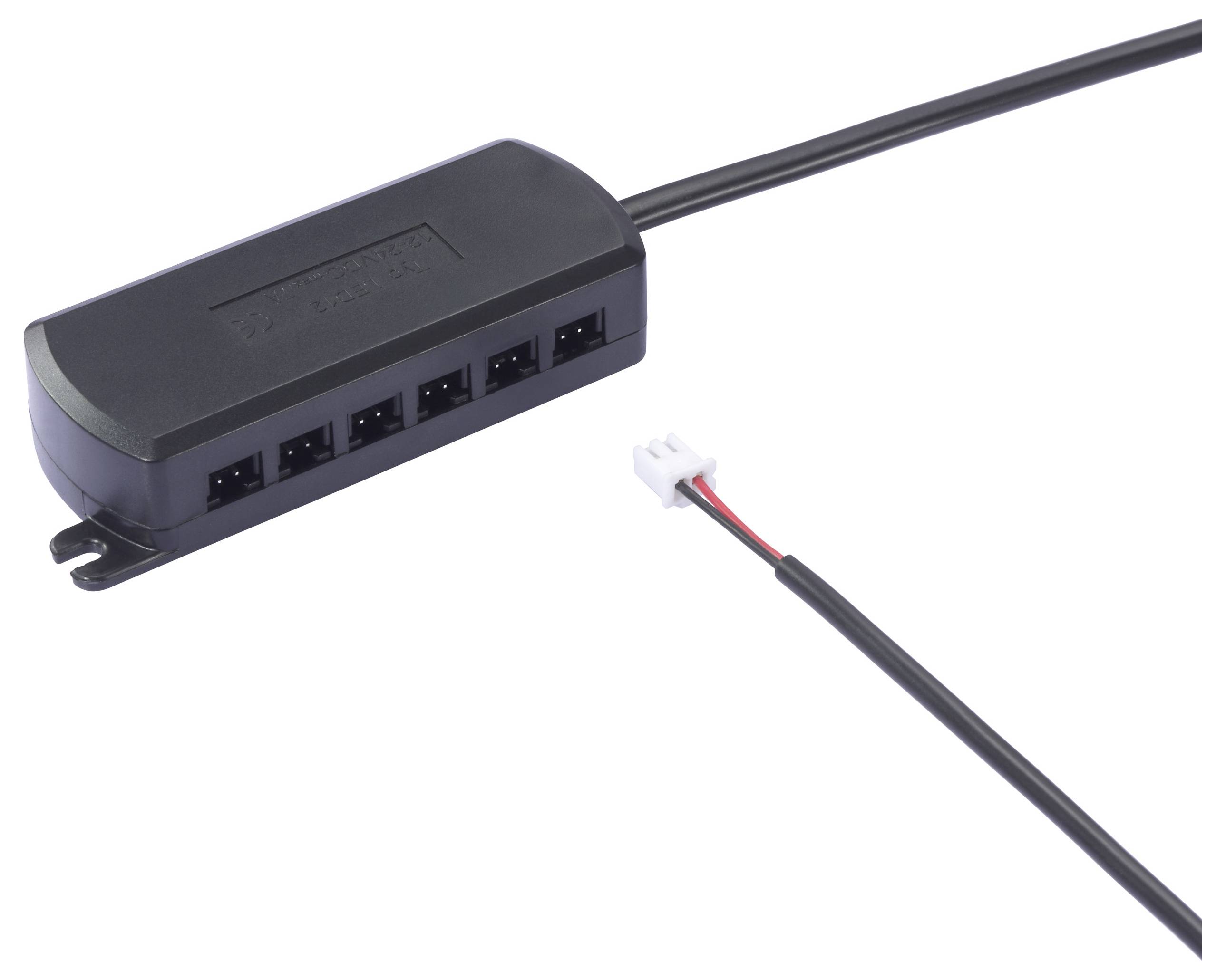 Schwarzer elektronischer Verteiler mit sechs Ausgängen und zwei angeschlossenen Kabeln; ein Kabel hat einen kleinen weißen Anschluss.