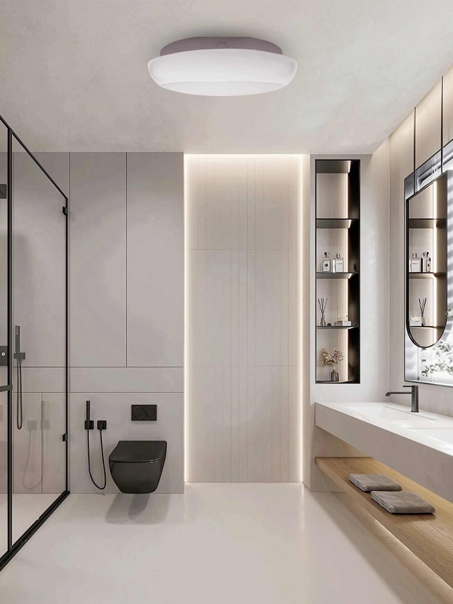 Modernes Badezimmer mit begehbarer Dusche, schwarzer wandmontierter Toilette, freischwebendem Waschbecken mit Holzregalen und beleuchtetem vertikalem Panel.