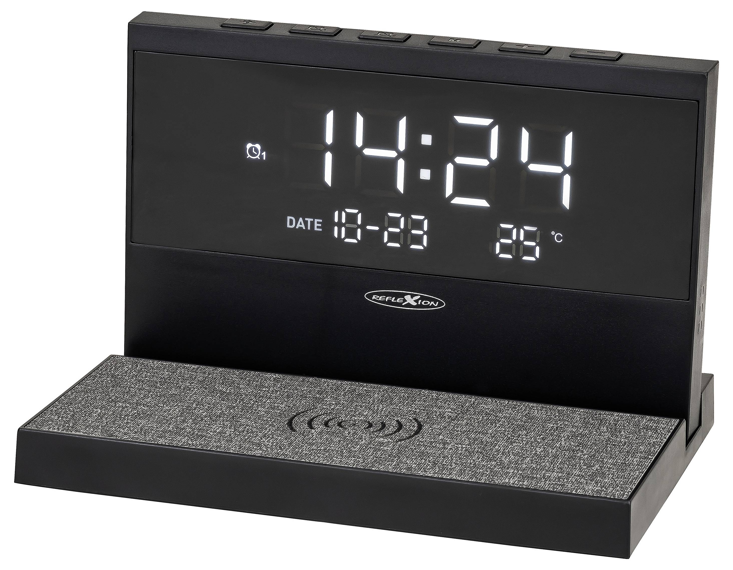 Digitale Wecker zeigen 14:24 Uhr, Datum 18-23 und 28°C an, mit einer kabellosen Ladebasis davor.
