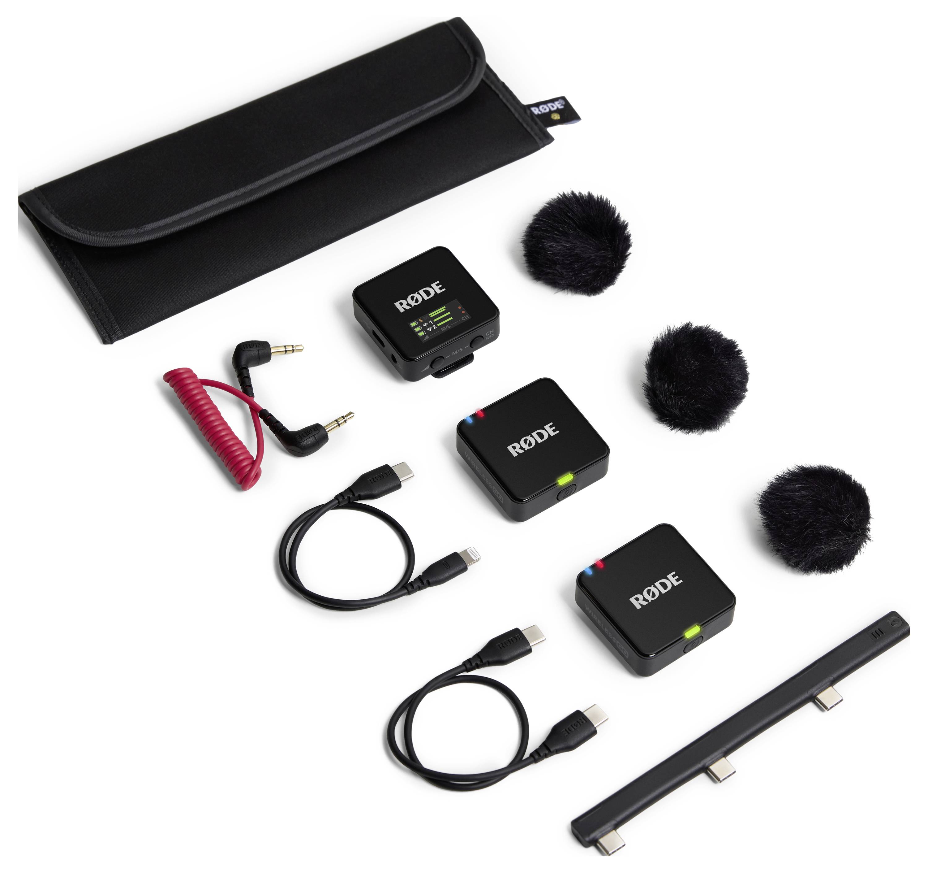 'RØDE Wireless GO II'-Mikrofon-Set mit zwei Sendern, einem Empfänger, Windschutz, Kabeln und Tragetasche. Ideal für kabellose Audioaufnahmen.