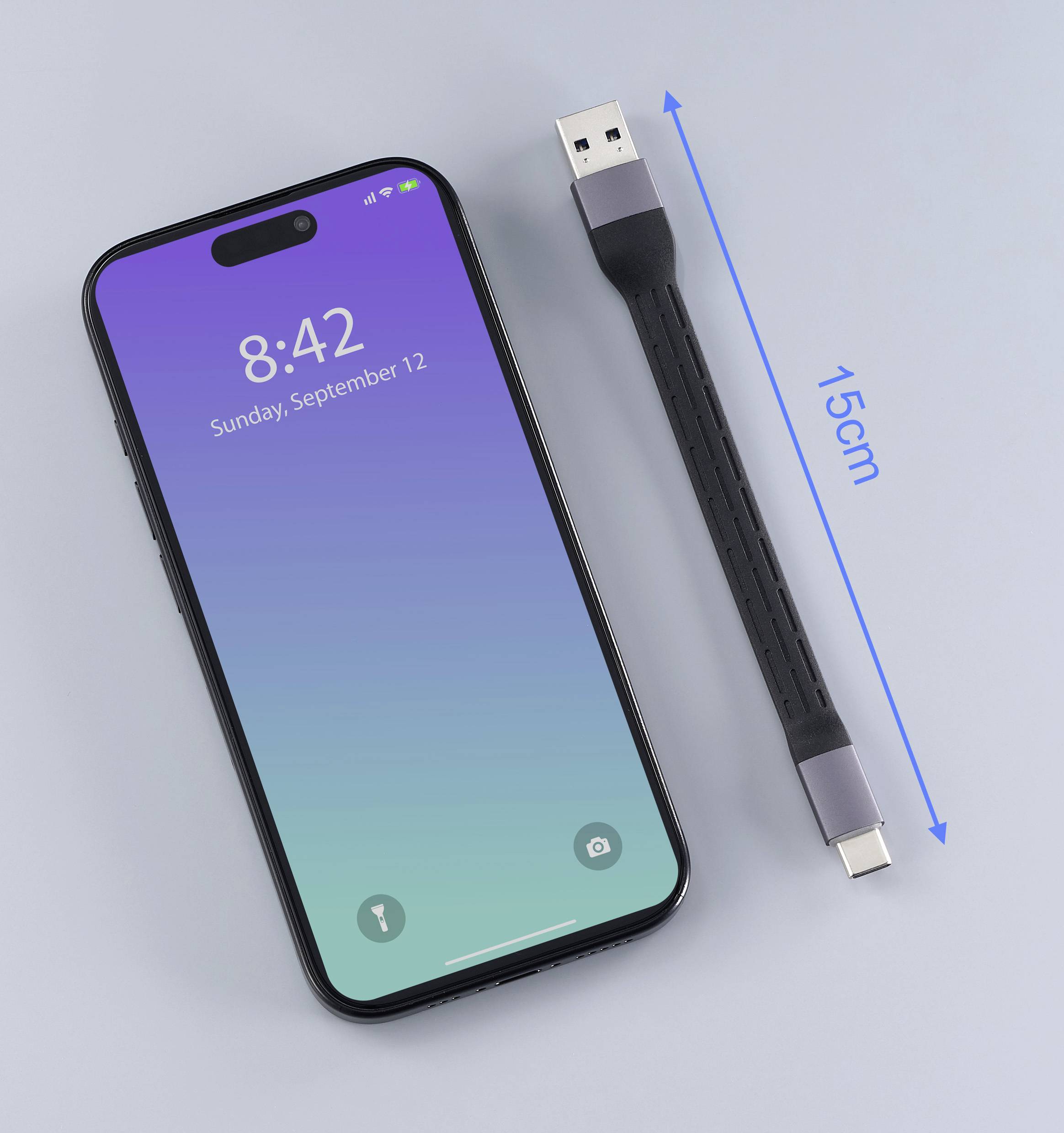 Smartphone mit blauem Bildschirm neben einem USB-Kabel, das 15 cm lang ist. Das Datum auf dem Telefon ist 'Sonntag, 12. September', die Uhrzeit 8:42 Uhr.
