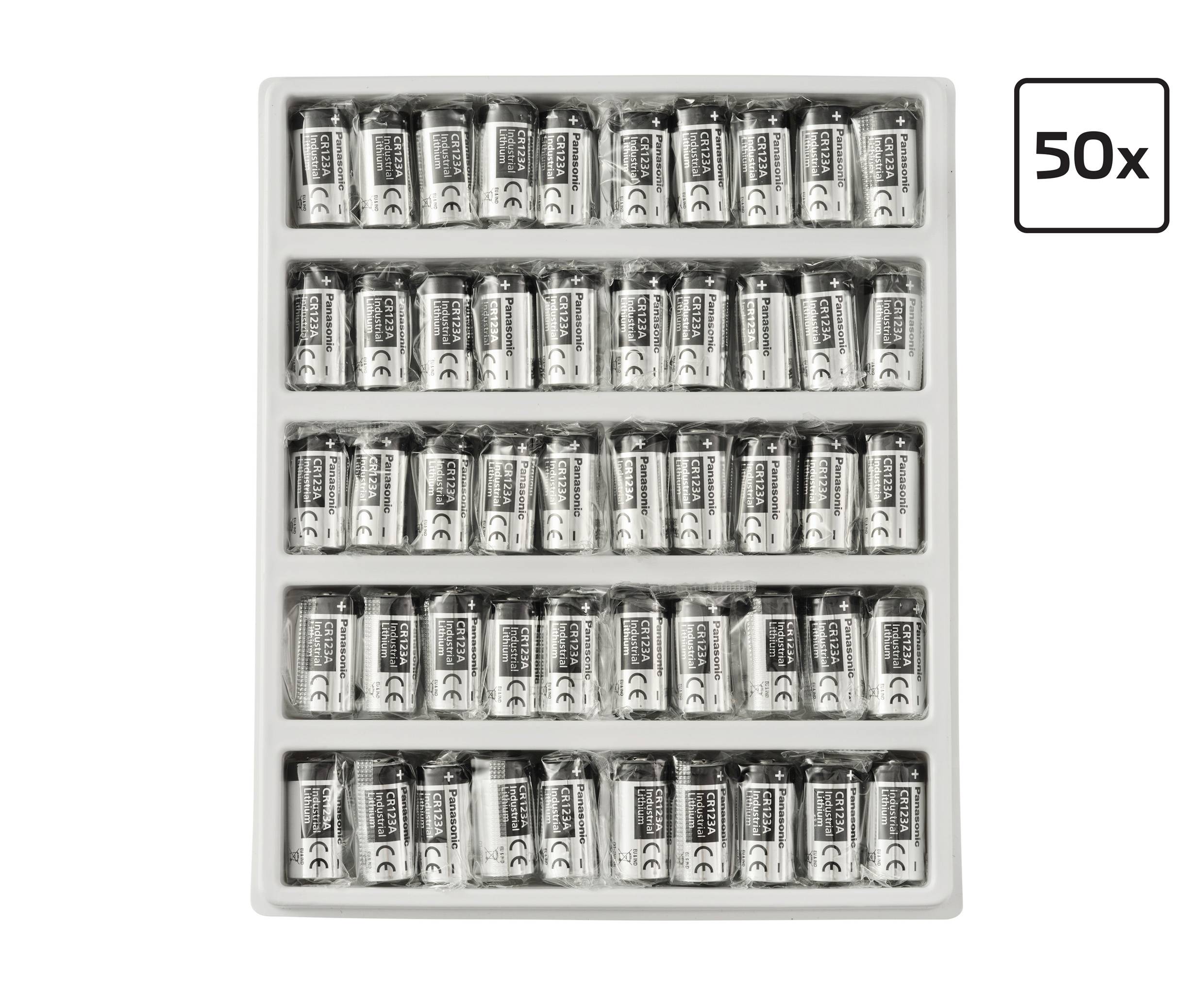 Tablett mit 50 silbernen Batteriezellen, die in fünf Reihen angeordnet sind, mit einer '50x'-Beschriftung in der oberen rechten Ecke, die die Menge anzeigt.