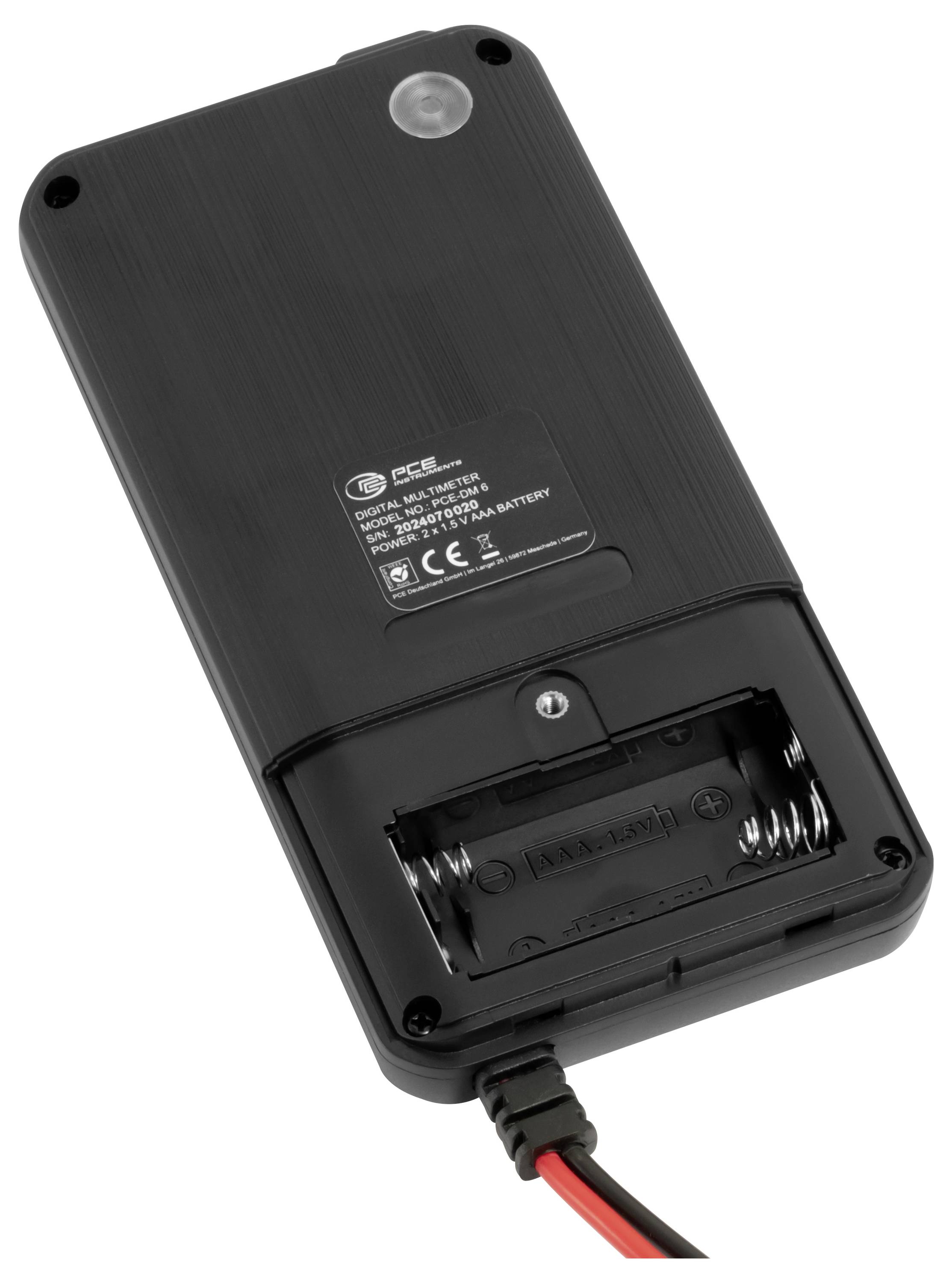 Rückseite eines tragbaren Geräts mit offenerem Batteriefach, das zwei AA-Batterien zeigt, die installiert sind, und ein Stromkabel, das am unteren Ende angebracht ist.
